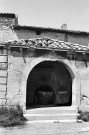 Grignan. - Le lavoir fontaine près de la chapelle Saint-Pierre du hameau de Bayonne.