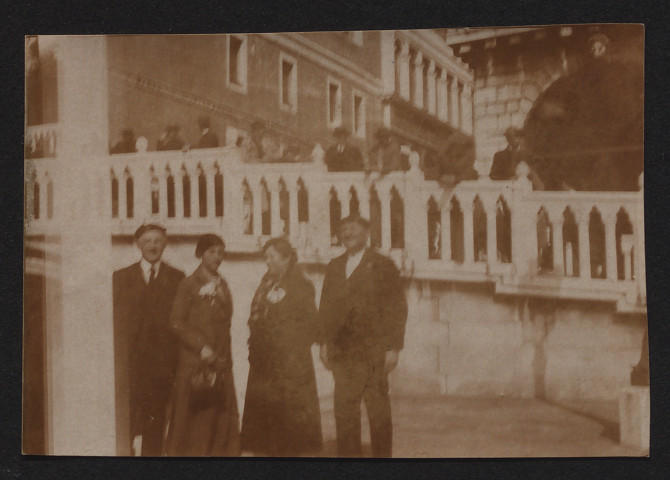 Marguerite Verguet avec des membres de l'UMAC en Italie.