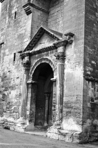 Saint-Restitut. - Le porche de l'église Saint-Restitut.