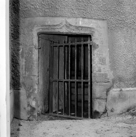 Étoile-sur-Rhône.- La porte d'entrée de la Tour place du centre.