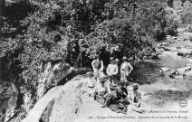 Omblèze.- Touristes au sommet de la cascade de la Druise.