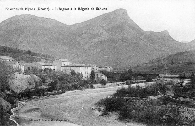 Sahune.- Vue du village, de l'Eygues et du rocher du Bramard.