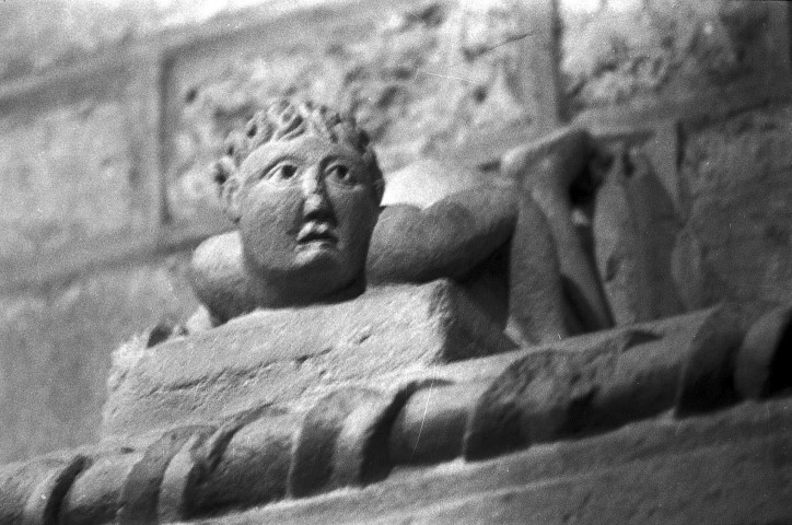 Champagne (Ardèche). - L'église Saint-Pierre, corbeau.