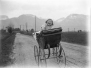 Grenoble (Isère). - Marie-Thérèse Champin dans son landau dans le quartier de la Bajatière.