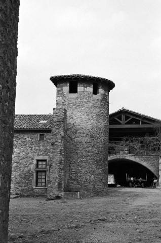 Saint-Vallier. - L'enceinte fortifiée au nord du château.