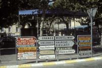 Panneaux de signalisation routière place du Docteur Bourdongle dite place des Arcades.