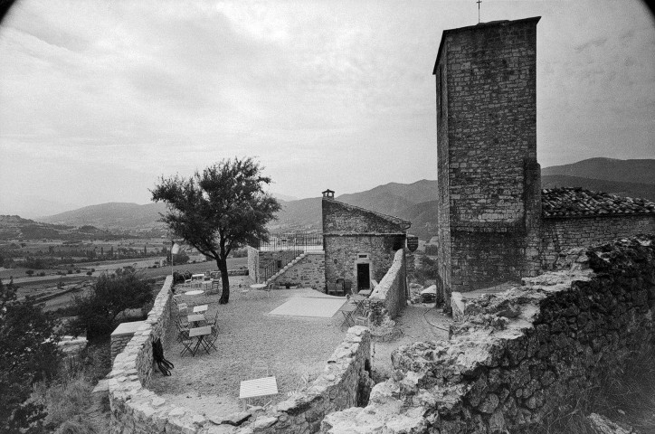 Le Poët-Laval. - L'auberge de la commanderie et le clocher de la chapelle Saint-Jean-des-Commandeurs.