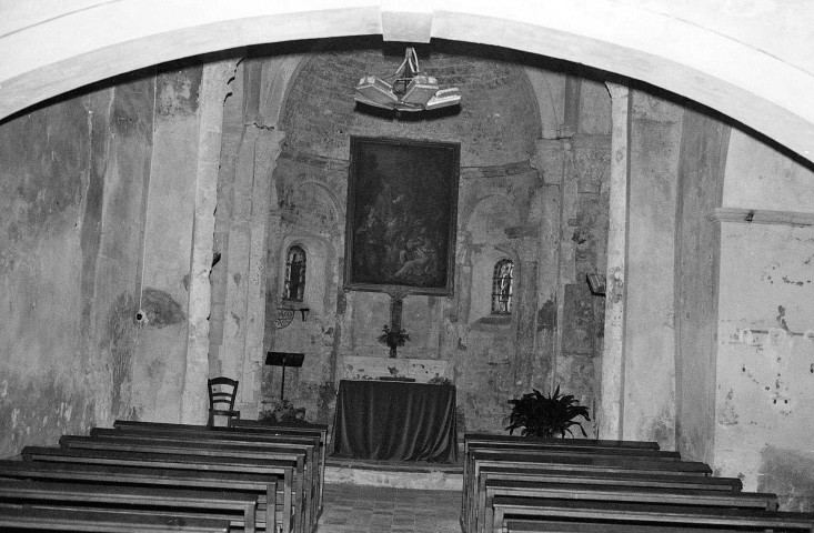 La Baume-de-Transit.- La nef et le chœur de l'église Sainte-Croix.