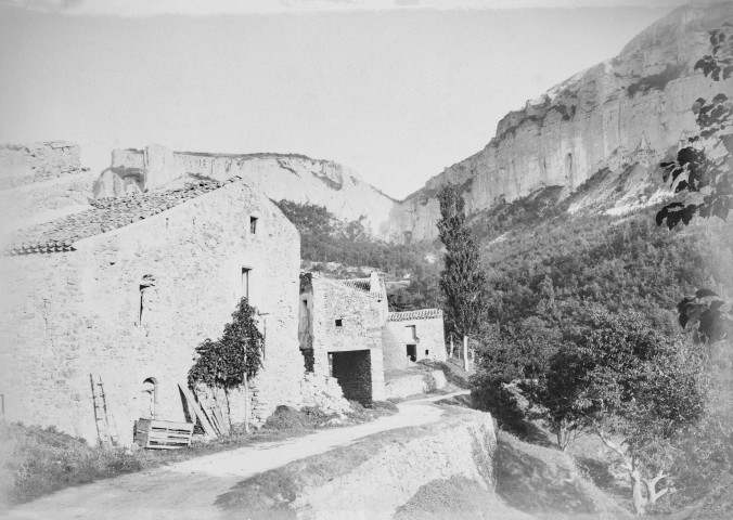 Eyzahut. - Maisons de village.
