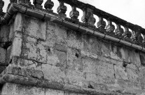 Grignan. - Détail du mur de soutènement des terrasses du château.