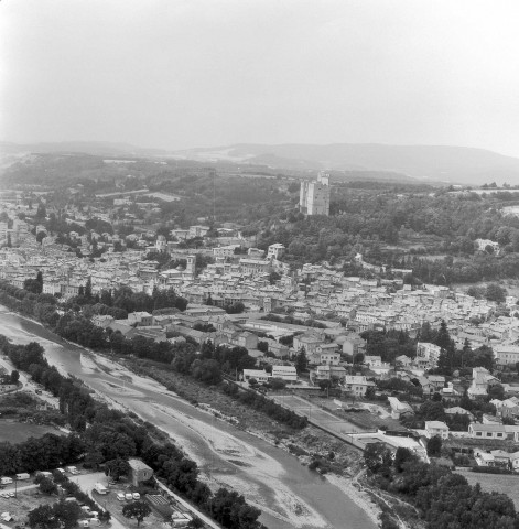 Vue aérienne de la ville et de la Drôme.