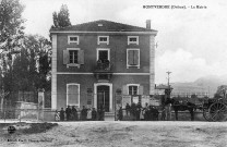 Le groupe scolaire et la mairie.