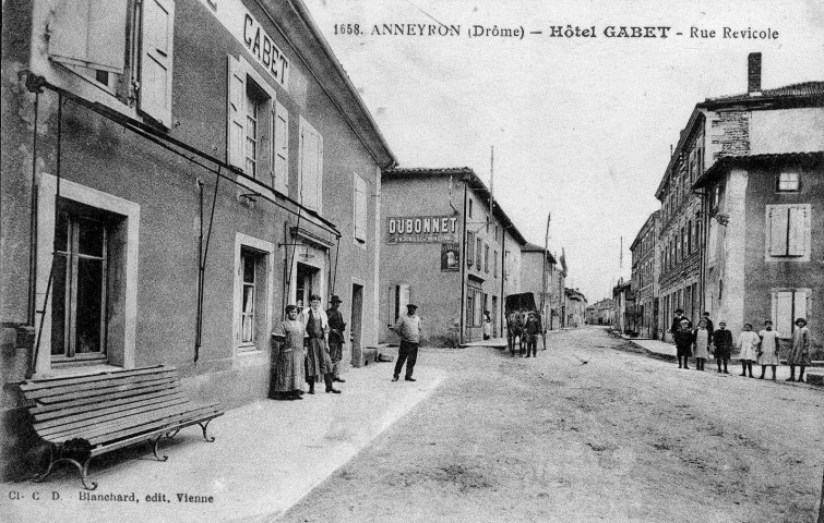 Anneyron. - L'actuelle rue Pasteur.