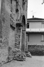 Mours-Saint-Eusèbe.- Le porche et arrachement de maçonnerie de l'église Notre-Dame.