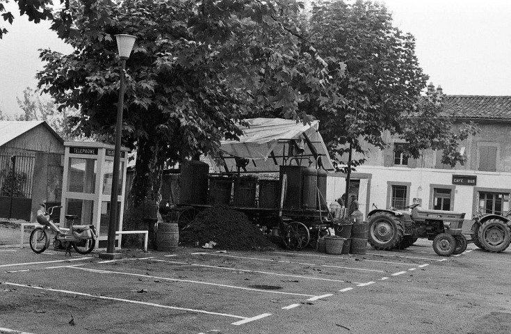 Beausemblant. - Distillation place de l'église.