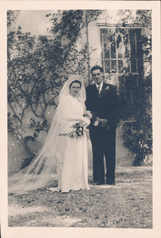Vie de famille. - Mariage entre Marie-Thérèse Champin et Bernard Pons : menu, photographie (1943). Préparation de contrats en faveur de Bernard Pons et Marie-Thérèse Champin, époux, entre 1943 et 1946 par Paul Marie Albert de Guilhermier, notaire à Orange (Vaucluse) : note des déboursés et honoraires [1946].