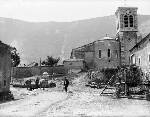 Vassieux-en-Vercors.- L'abside et le clocher de l'église Sainte Vierge.