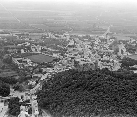 Vue aérienne du village et du château.