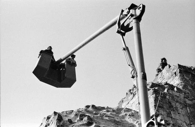 Allan. - Travaux de restauration de la chapelle Barbara, utilisation d'une benne automotrice.