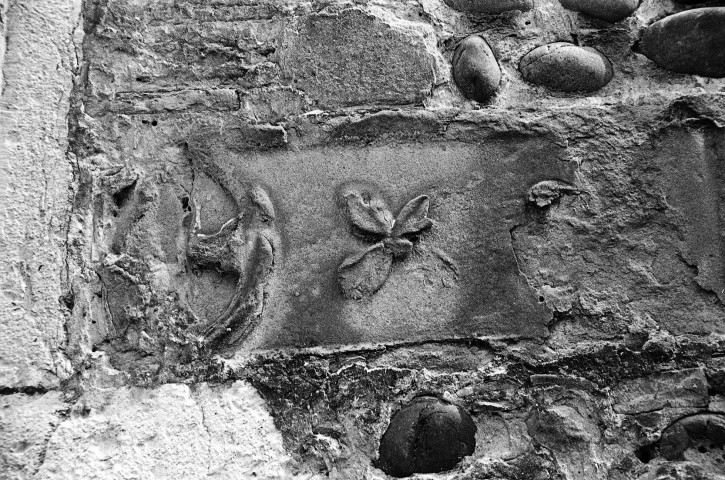 Albon. - Pierre de réemploie sur la façade occidentale de l'église Saint-Martin-des-Rosiers.