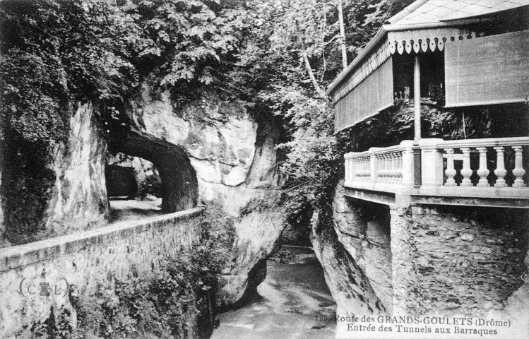 La route des Grands Goulets au hameau des Barraques.