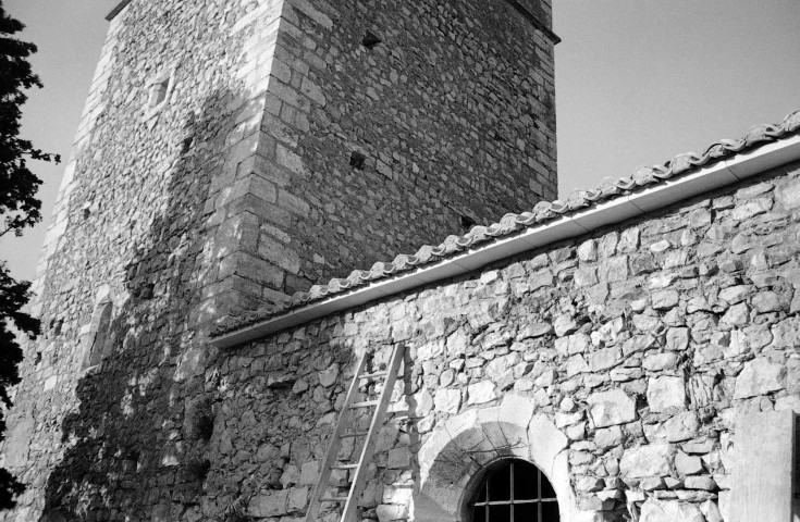 Mirmande.- La façade sud de l'église Sainte-Foy, pendant les travaux de couverture.