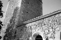 Mirmande.- La façade sud de l'église Sainte-Foy, pendant les travaux de couverture.