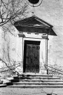 Saint-Maurice-sur-Eygues. - Le porche de l'église Saint-Maurice.