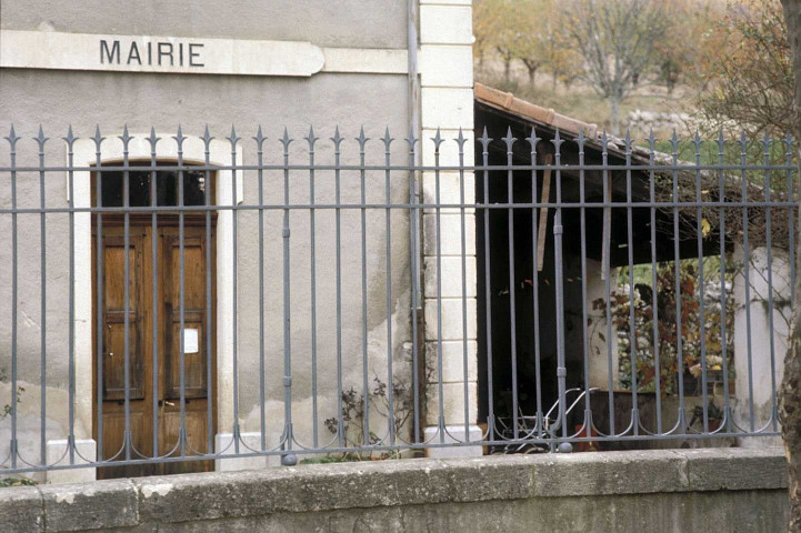 Saint-Sauveur-Gouvernet.- L'école communale et la mairie.