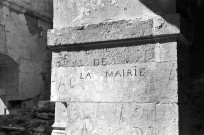 Montségur-sur-Lauzon.- Inscription sur un pilier de l'ancienne église Saint-Félix, "Banc de la mairie".