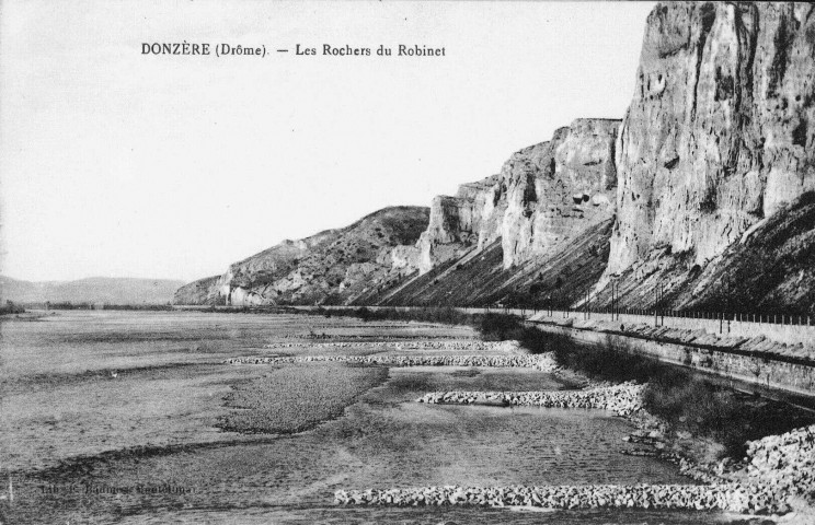 Les rochers du Robinet et le Rhône.