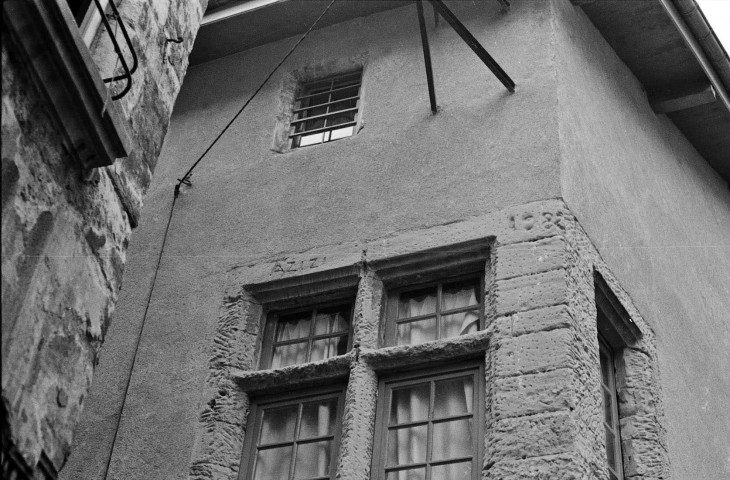 Romans-sur-Isère.- Fenêtre à meneaux d'une maison rue Pêcherie.