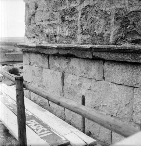 Grignan. - Détail de dégradation de la collégiale Saint-Sauveur.