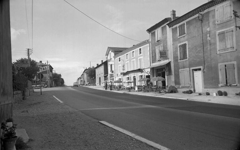 Erôme. - Commerces sur la nationale 7.