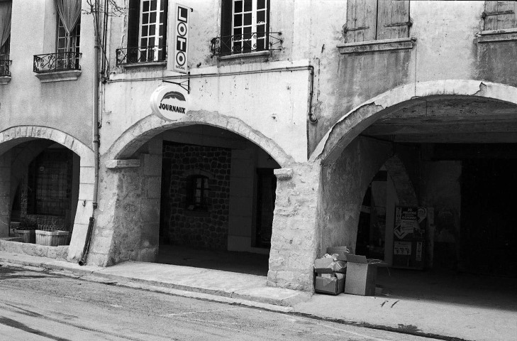 Buis-les-Baronnies. - Arcades au sud de la place du Marché.