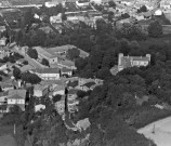 Vue aérienne d'une partie du village et du château.