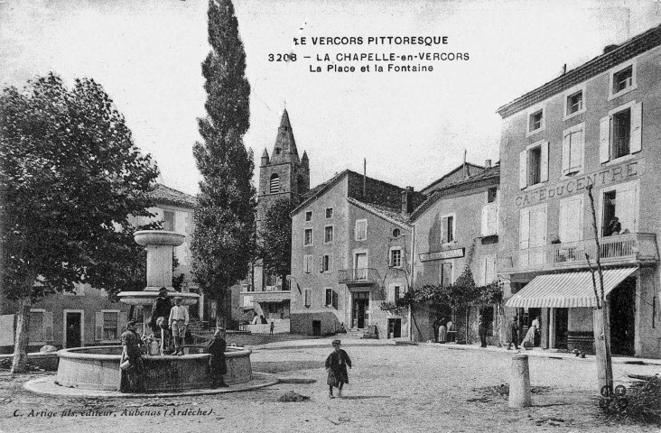 La fontaine et l'église Assomption de Notre-Dame.