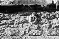 Chabrillan.- Tête sculptée sur le mur d'une maison du village.