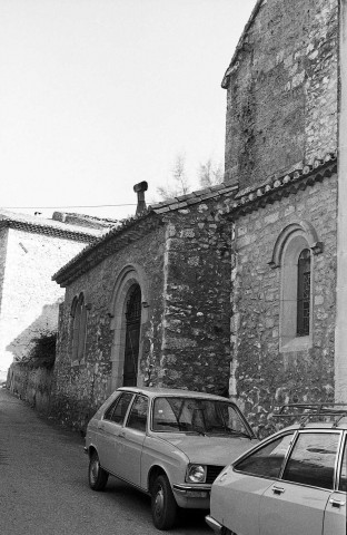 Châteauneuf-du-Rhône. - La façade nord de l'église Saint-Nicolas.