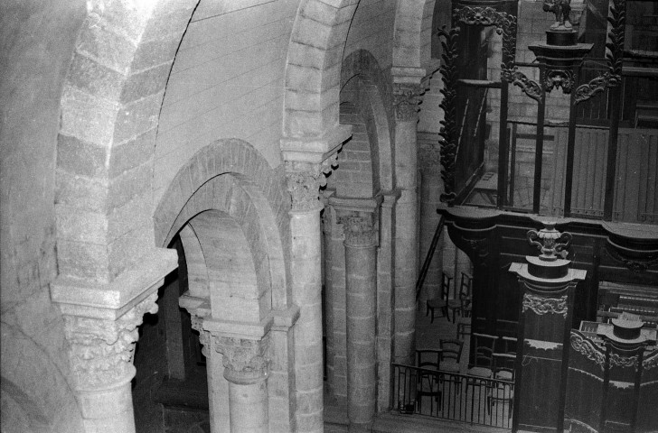 Valence.- La nef et le buffet d'orgue de la cathédrale Saint-Apollinaire.