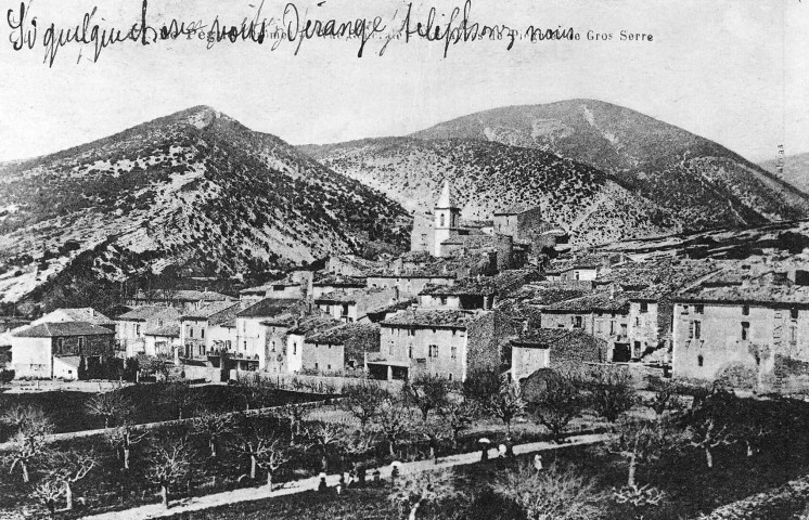 Le Pègue.- Vue du village et de l'église Saint-Marcel ou Saint-Mayne.