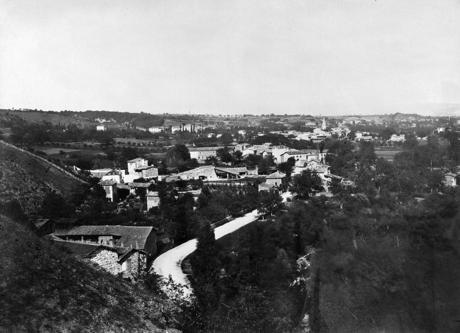 Saint-Uze.- Vue depuis Sainte-Euphémie. Au 1er plan l'ancienne usine de céramique Delaunay.