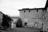 Manthes. - Façade sud des bâtiments de l'ancien prieuré.