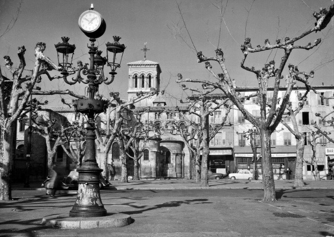 Valence.- La cathédrale Saint-Appolinaire vue de la place des Clercs.