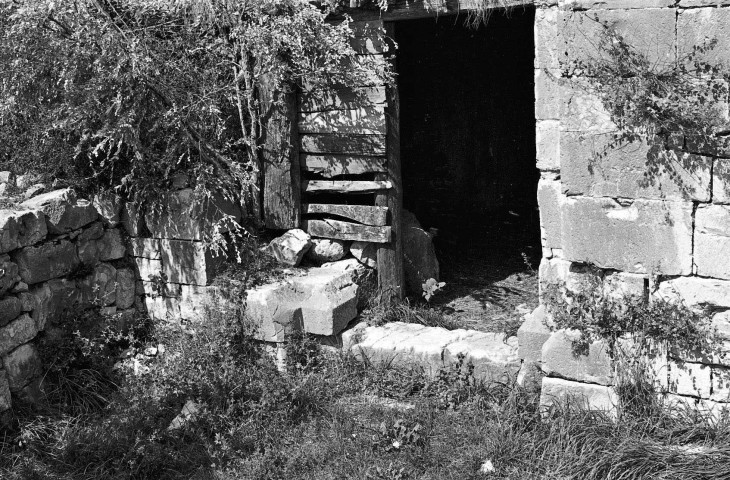 Saint-May. - Restes d'un arc roman à gauche de la façade occidentale de la chapelle du prieuré de Bodon.