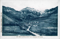 Vue générale du village et le Roc de Toulau.