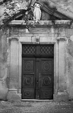 Montbrun-les-Bains. - Le porche de l'église Notre-Dame.