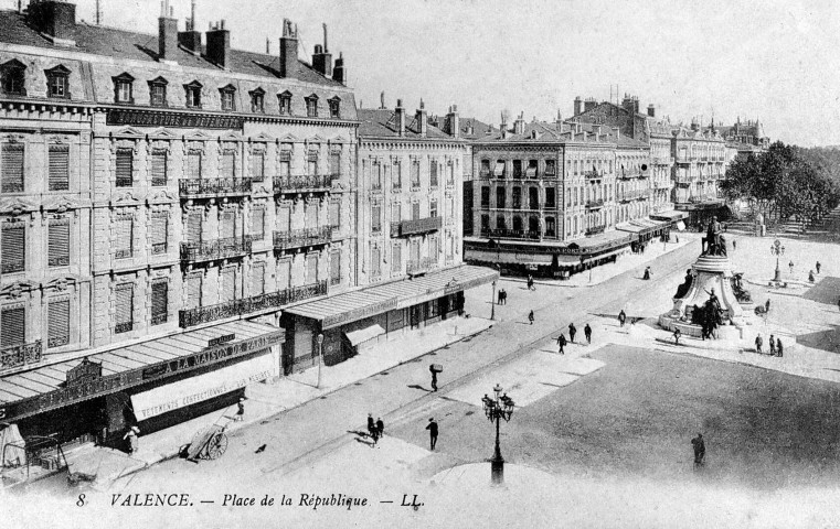 Valence.- La place de la République.