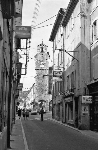 Dieulefit.- Le beffroi vu de la rue du Bourg.