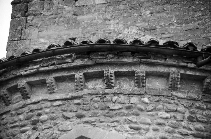 Manthes. - Détail du chevet de l'église Saint-Pierre-Saint-Paul.